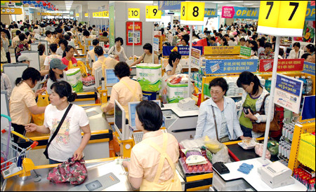 Tập đoàn này độc quyền khoảng 30 thương hiệu thời trang hàng đầu thế giới như Giorgio Armani, Dolce &amp; Gabbana, Gap, Banana Republic… và kinh doanh hàng trăm thương hiệu cao cấp khác.