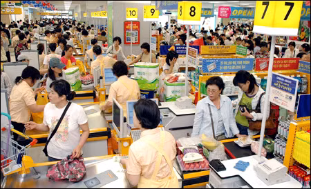 Tập đoàn này độc quyền khoảng 30 thương hiệu thời trang hàng đầu thế giới như Giorgio Armani, Dolce &amp; Gabbana, Gap, Banana Republic… và kinh doanh hàng trăm thương hiệu cao cấp khác.