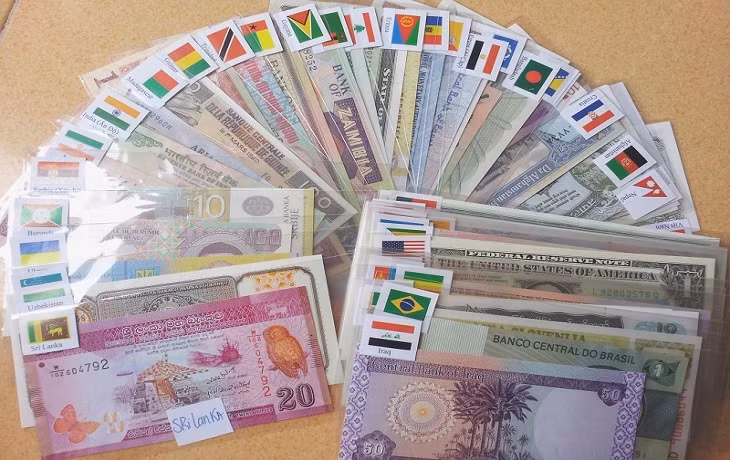 Bộ tiền giấy của 100 quốc gia cũng là món hàng độc, lạ mà nhiều người tìm mua. Tuy nhiên, giá để sở hữu bộ sưu tập này dao động từ 3 triệu đồng. Khách hàng chủ yếu là doanh nhân, người mê sưu tập tiền độc lạ.