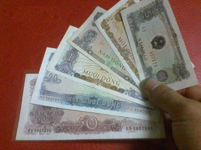 Bên cạnh đó, bộ tiền giấy Việt Nam từ 1976 cũng là món đồ lì xì độc lạ dịp Tết. Bộ tiền 5 tờ có giá lên tới 600.000 đồng.