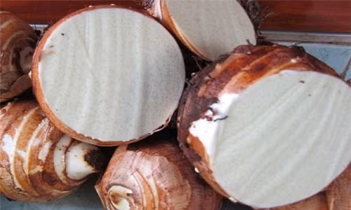 Mới đây, tại Trung Quốc, cơ quan điều tra đã phát hiện cơ sở sản xuất tẩy trắng khoai môn bằng hóa chất tẩy trắng natri sunfit. Sau khi tẩy bằng chất này, khoai môn trắng, đẹp và có thể giữ tươi được lâu để bán ra thị trường. Thông tin này khiến người tiêu dùng lo lắng, làm sao chọn hàng chất lượng, phân biệt khoai môn Trung Quốc và khoai môn Việt Nam.