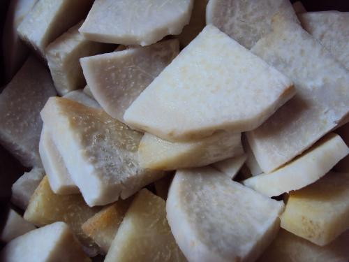 Khoai môn Trung Quốc xuất hiện những đốm vàng hoặc thối bên trong lõi thì không nên mua.