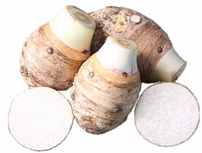 Khoai môn Trung Quốc lột vỏ, ngâm chất tẩy thường có màu trắng ở vỏ ngoài.