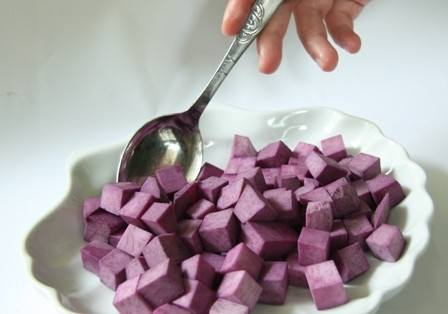 Do được hấp thụ không khí mát lành của núi rừng nên khoai có vị bùi, béo, dẻo, bở và có mùi thơm riêng biệt.