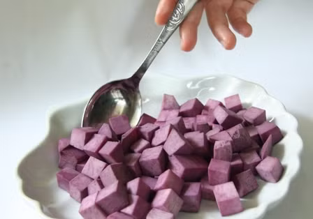 Do được hấp thụ không khí mát lành của núi rừng nên khoai có vị bùi, béo, dẻo, bở và có mùi thơm riêng biệt.