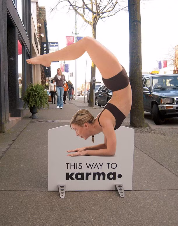 Một thư thế tập đã được cách điệu thành mũi tên chỉ đường trên biển quảng cáo.