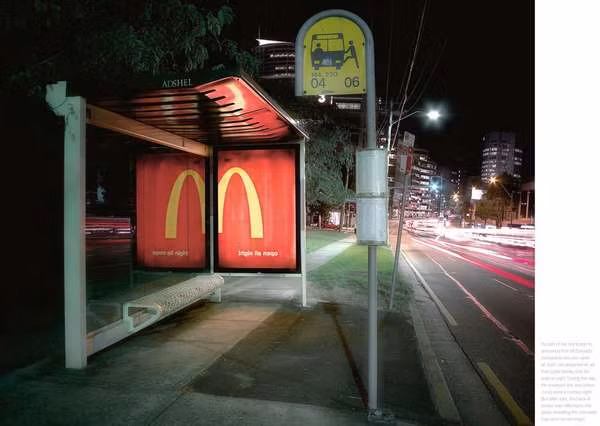 Hình ảnh phản chiếu trong gương tạo thành logo Macdonald hoàn chỉnh.