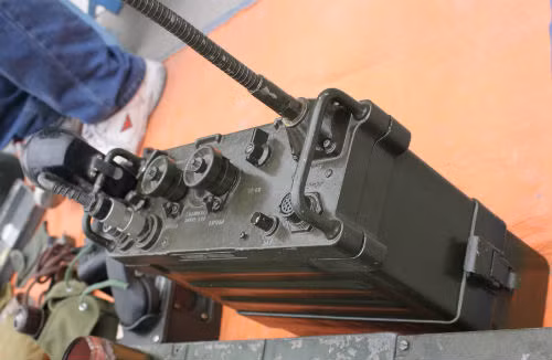 Thậm chí, mua hàng vỉa hè cũng có thể kiếm được chiếc máy Radio được binh lính Mỹ sử dụng liên lạc thời chiến. Sản phẩm này được rao giá 3 triệu đồng. Ảnh: NĐT.