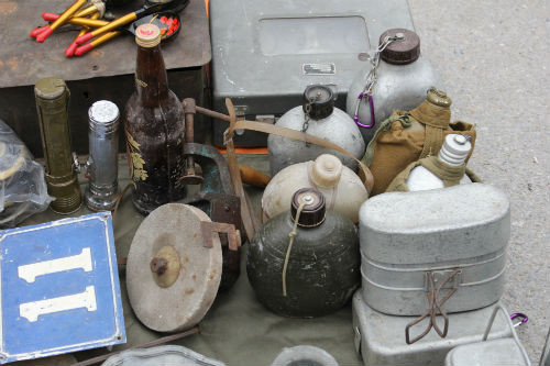 Bình đựng nước thời chiến cũng được mang bán tràn lan.