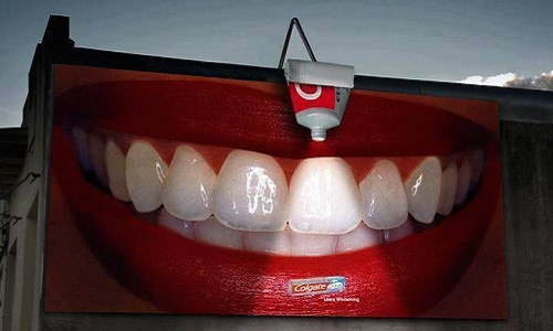 Tấm biển quảng cáo làm trắng răng hết sức sáng tạo của sản phẩm kem đánh răng Colgate.