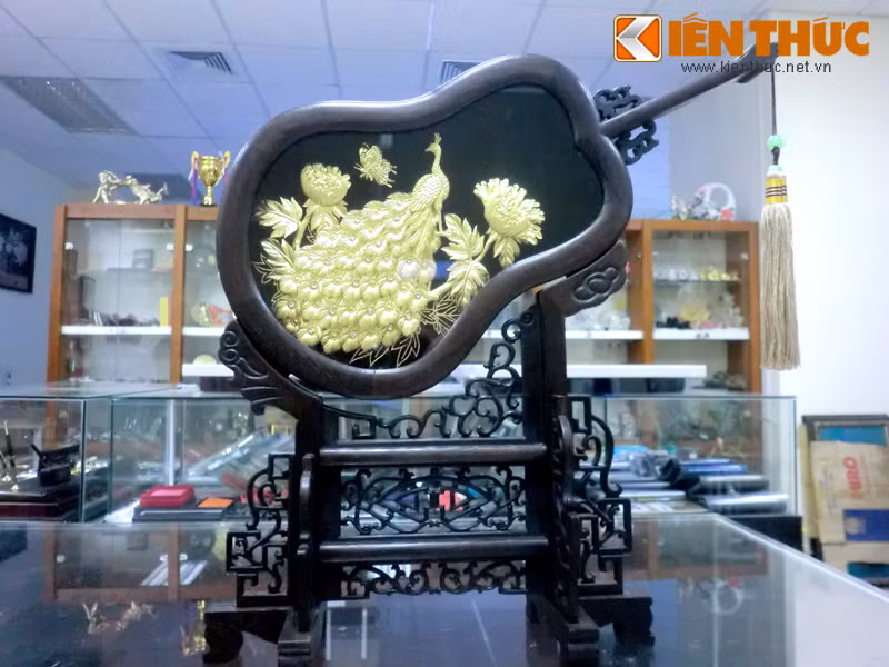 Bên cạnh dòng sản phẩm tượng, tranh phong thủy, tranh trang trí với họa tiết mạ vàng cũng gây được sự chú ý.