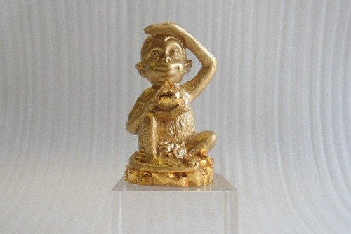 Một bức tượng khỉ mạ vàng 2016 được rao bán với giá 1,3 - 1,5 triệu đồng. Tùy theo trọng lượng, kích thước, độ tinh xảo mà bức tượng sẽ có giá chênh nhau từ 500.000 đồng.