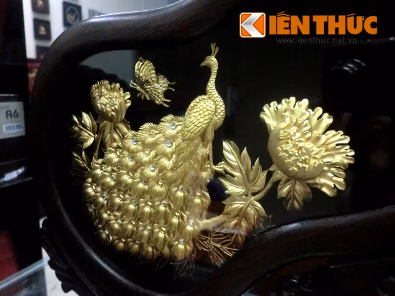 Tranh công được làm cầu kỳ, tinh xảo, khung viền làm bằng gỗ được đục chạm khá nhẹ nhàng.