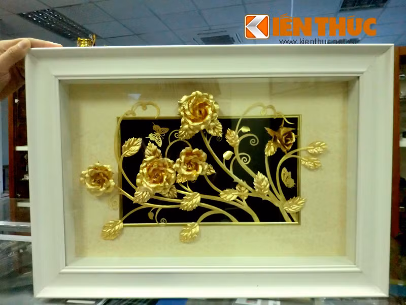 Một bức tranh hoa hồng mạ vàng tinh xảo vừa được nhập về để kịp cung cấp cho dịp tết 2016.