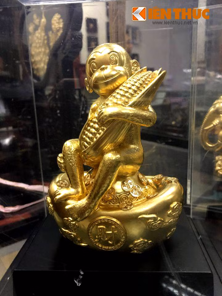 Mới đây, một công ty quà tặng có tiếng ở Hà Nội đã nhập về loạt hàng quà tặng phong thủy dịp Tết 2016. Trong đó, tượng khỉ phong thủy mạ vàng nhanh chóng gây được sự chú ý vì đây là linh vật của năm mới sắp tới.