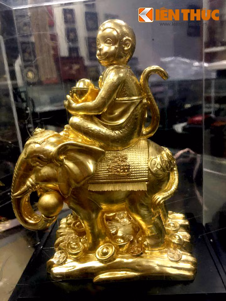 Các bức tượng khỉ mạ vàng cưỡi voi, ngồi trên thỏi vàng biểu tượng cho quyền quý, sự may mắn, giàu sang, vì thế, chúng được khách hàng tìm mua vào các dịp quan trọng để làm quà tặng cao cấp.