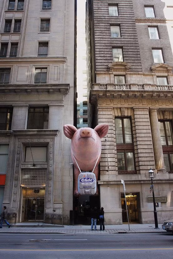 Tấm biển quảng cáo khiến ai cũng phải ngước nhìn của một hãng chỉ nha khoa... "dọn sạch thức ăn ở mọi ngóc ngách".