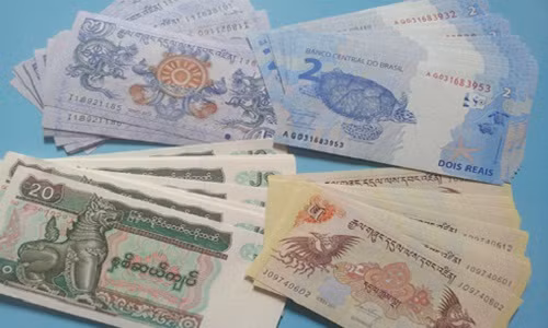 Năm nay, các bộ tiền lì xì Tết 2016 được rao bán khá sớm. Trong đó, bộ tiền Tứ Linh Long - Lân - Quy - Phụng được xem như tượng trưng cho sự quyền lực, may mắn, sức khỏe, sắc đẹp và sự vĩnh cữu có giá 180.000 - 200.000 đồng.