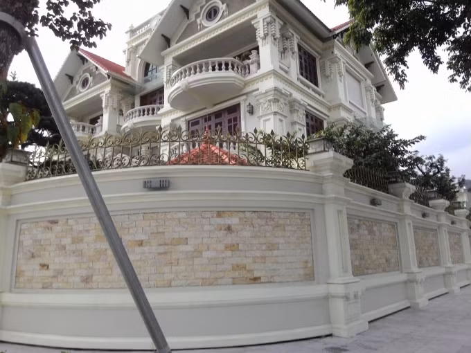 Góc tường của ngôi biệt thự. Ảnh Phapluatplus.