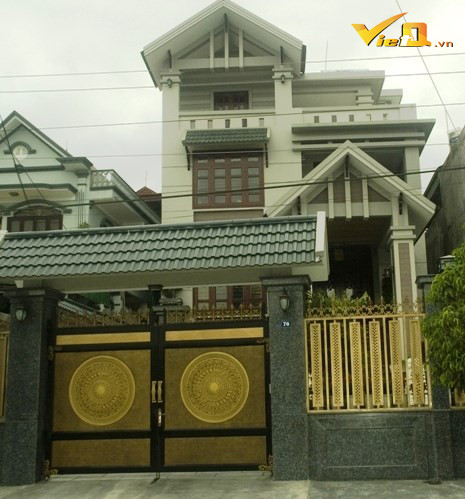 Căn biệt thự hoành tráng của ông Nguyễn Văn Trịnh, nguyên Chủ tịch Hội đồng Quản trị - Giám đốc Công ty cổ phần Than Vàng Danh - Vinacomin được xây từ đầu năm 2012, sau khi ông giữ chức vụ giám đốc Công ty này khoảng 2 năm. Ông Trịnh xây dựng ngôi nhà hoành tráng này tại thành phố Uông Bí (Quảng Ninh). Theo đánh giá của những chuyên gia xây dựng, ngôi nhà chỉ tính tiền xây, chưa bao gồm nội thất đã lên đến nhiều tỷ đồng.