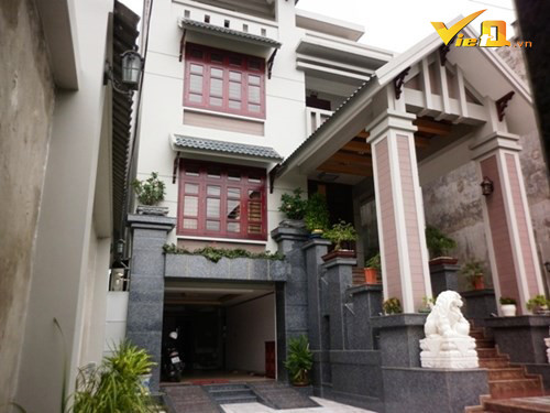 Nhìn ở mọi góc độ có thể thấy được sự quy mô, hoành tráng và độ “chịu chơi” của vị cựu Giám đốc Công ty cổ phần Than Vàng Danh. Sân nhà được lát bằng gạch hoa với những họa tiết sinh động.