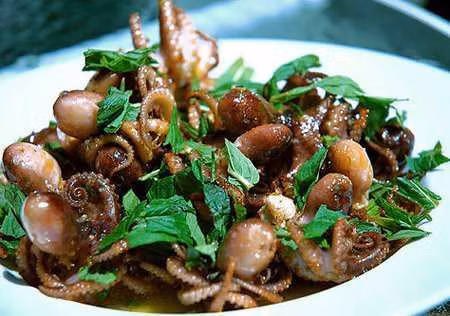 Ruốc lỗ được rao bán với giá dao động từ 100.000 đồng/kg, tùy từng thời điểm. Từ tháng 7 đến tháng 10 âm lịch được xem là mùa chính đánh bắt ruốc lỗ.