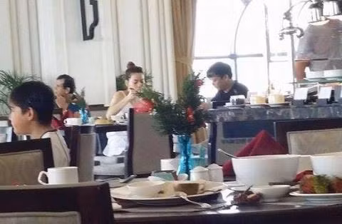 Trong số những bạn trai sao Việt nổi đình đám năm 2015 vừa qua, không thể không nhắc đến mối tình của Hồ Ngọc Hà. Mới đây, dân mạng lại được phen "dậy sóng" khi thấy hình ảnh nữ ca sĩ Hồ Ngọc Hà và bạn trai đại gia "tin đồn" cùng nhau dùng bữa trong một nhà hàng sang trọng. Bức ảnh chụp cho thấy bạn trai tin đồn của Hà Hồ là đại gia K. kim cương.