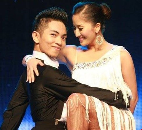 Theo Báo Người đưa tin, Phan Hiển là quý tử của một gia đình có truyền thống kinh doanh bất động sản. Ông bà ngoại của Phan Hiển là những doanh nhân khá thành công tại Sài Gòn. Hàng loạt cao ốc nằm tại các con đường đẹp nằm rải rác khắp các quận nội thành được cho là thuộc sở hữu của đại gia đình Phan Hiển.