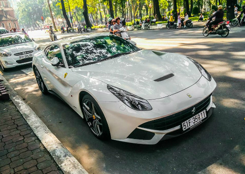 Cuối tháng 6 năm nay, đại gia Phan Thành lại gây sốc khi chi 21 tỷ đồng mua siêu xe Ferrari F12 Berlinetta. Tháng 11/2015, chiếc xe bất ngờ xuất hiện trên đường phố khiến nhiều người chú ý.