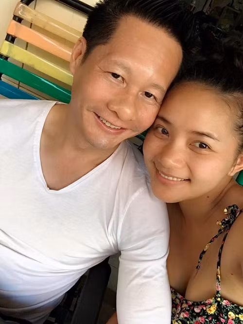 Là một cái tên được nhắc đến nhiều trong năm nay là bạn trai của người mẫu Phan Như Thảo - đại gia Đức An. Sau khi thông tin hai người hẹn hò, nhiều người biết nhiều hơn về đại gia này, không chỉ giàu có mà cũng rất đào hoa. Đại gia Đức An từng có 3 đời vợ trước khi vị này đính hôn cùng Phan Như Thảo hồi tháng 11 vừa qua.