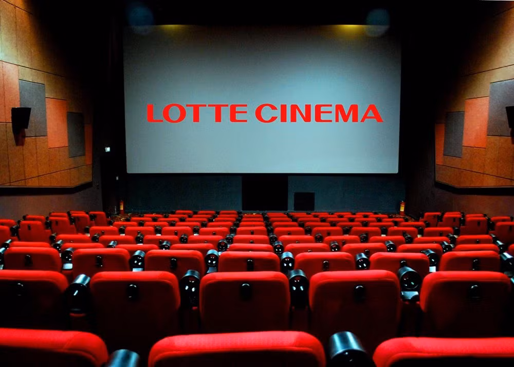 Rạp chiếu phim Lotte cũng có chương trình khuyến mại Tết dương 2016. Tại Hà Nội, với 220.000 đồng/bộ quà tặng, khách nhận được 2 voucher vé 2D Movie Gift, 1 voucher miễn phí Twin Combo (2 nước, 1 bắp), 1 voucher giảm giá 45% Mini Combo (1 bắp, 1 nước), 1 thiệp tay mừng Giáng sinh và năm mới.