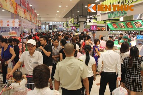 Từ 28/11/2015 đến 3/1/2016, trung tâm thương mại Aeon Mall Long Biên (Hà Nội) giảm giá lên tới 50% cho một số sản phẩm thời trang, trang sức, phụ kiện, mỹ phẩm nhân dịp Tết dương lịch 2016.