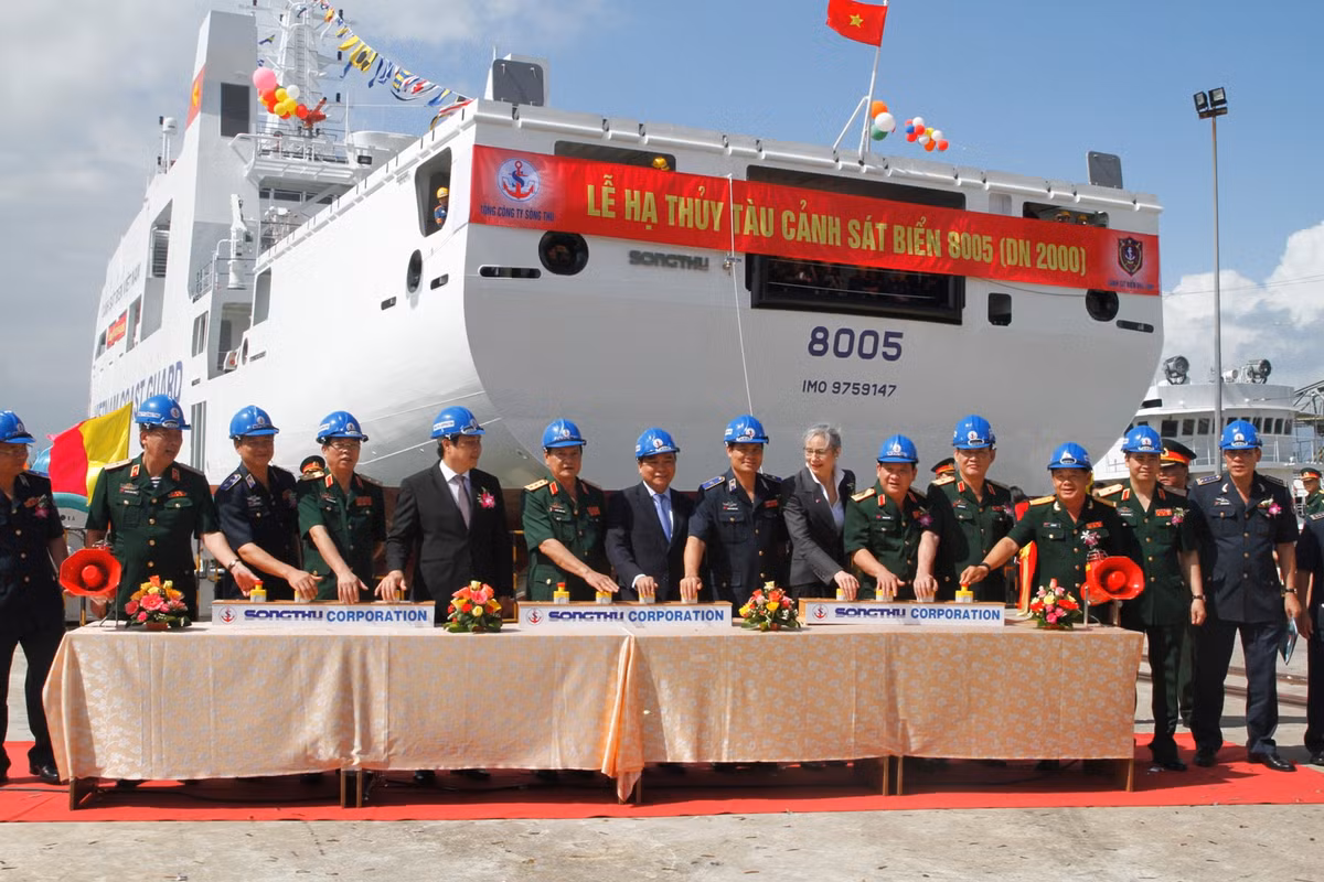 Tàu Cảnh sát biển 8005 được đánh giá là tàu tuần tra hiện đại nhất khu vực Đông Nam Á, dài 90 m, rộng 14 m, độ cao mạn tàu 7 m, lượng dãn nước nước 2.400 tấn, tốc độ 21 hải lý/h. Ảnh: Báo chính phủ.