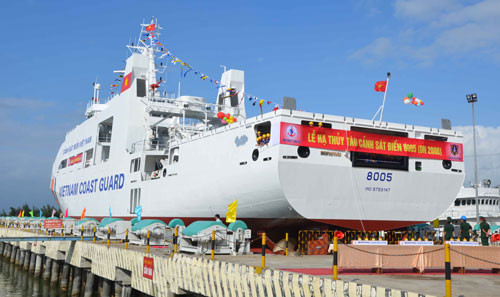 Trên tàu có sân đỗ cho máy bay trực thăng, cùng nhiều trang thiết bị hiện đại (xuồng cứu hộ, hệ thống ra đa...). Ảnh: Người Lao Động.