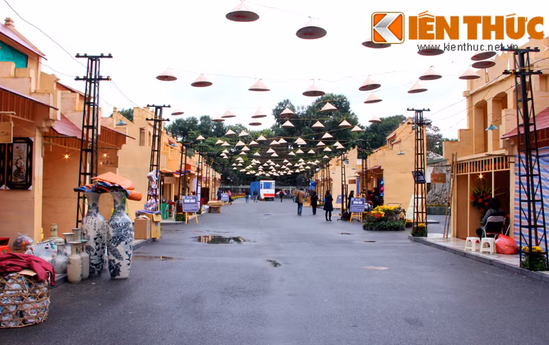 Hà Nội 36 phố phường được tái hiện một cách chân thực, sống động.