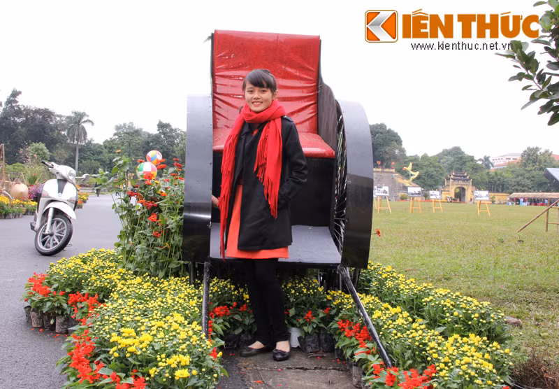 Các bạn trẻ vừa ngắm vườn hoa vừa tìm hiểu về cuộc sống, văn hóa người Hà Nội xưa và ghi lại những hình ảnh đẹp làm kỉ niệm.