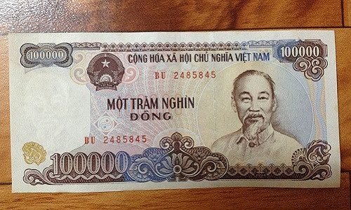 Năm nay, các loại tiền lì xì Tết 2016 được rao bán từ khá sớm. Trên thị trường, bên cạnh dòng tiền hình khỉ của các quốc gia như Indonesia, Mỹ... các cửa hàng cũng tung nhiều loại tiền giấy Việt độc lạ để hút khách. Đồng 100.000 đồng (1994) ngày càng hiếm nên có giá bán từ 180.000 - 200.000 đồng/tờ.
