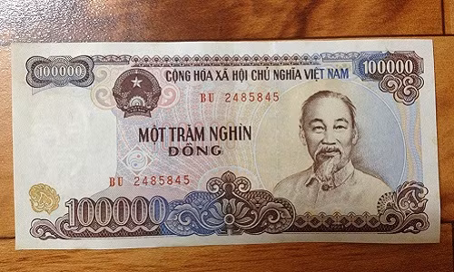 Năm nay, các loại tiền lì xì Tết 2016 được rao bán từ khá sớm. Trên thị trường, bên cạnh dòng tiền hình khỉ của các quốc gia như Indonesia, Mỹ... các cửa hàng cũng tung nhiều loại tiền giấy Việt độc lạ để hút khách. Đồng 100.000 đồng (1994) ngày càng hiếm nên có giá bán từ 180.000 - 200.000 đồng/tờ.
