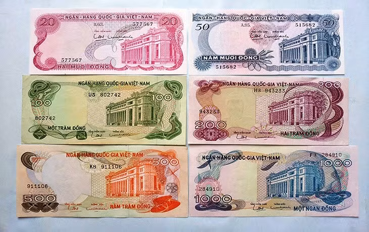 Càng những bộ tiền có thời gian phát hành sớm thì độ khan hiếm càng cao, do đó, giá bán cũng đắt đỏ hơn. Trong hình la bộ Tiền VNCH (1969) hình hoa văn được tiểu thương rao bán 340.000 - 400.000 đồng/bộ.