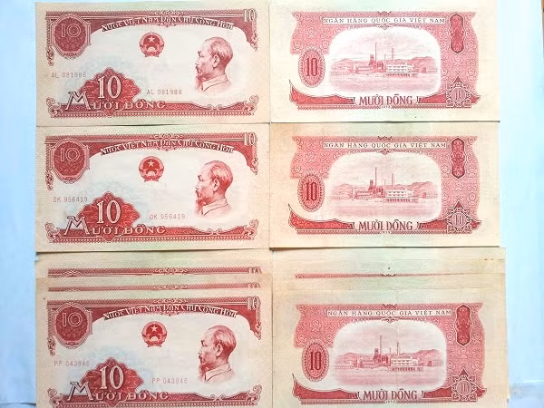 Tờ 10 đồng năm 1958 với mặt trước hình bác Hồ, mặt sau nhà máy gang thép Thái Nguyên có giá 150.000 - 300.000 đồng/tờ.
