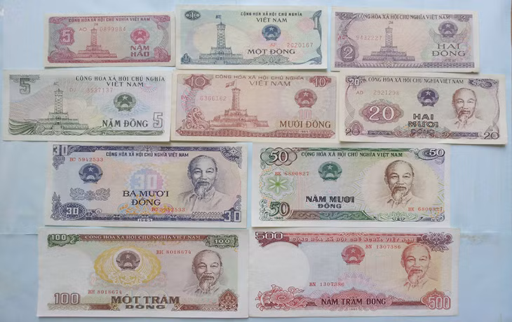 Bộ Tiền Việt Nam (1985) gồm các tờ một trăm đồng, năm mươi đồng, năm trăm đồng... có giá khá đắt, từ 475.000 - 500.000 đồng.