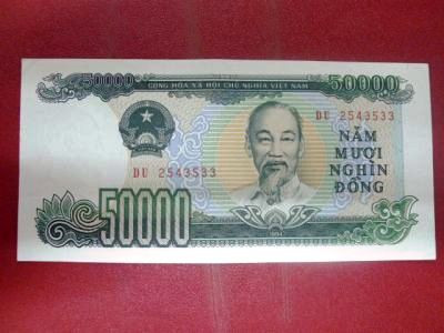 Đồng tiền 50000 đồng (1994) vốn không còn nhiều trên thị trường được rao bán với giá gấp đôi giá trị thực, 100.000 đồng/tờ.