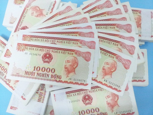 Tờ 10.000 đỏ tượng trưng cho may mắn, tài lộc nên cũng được rao bán với giá gấp đôi, gấp ba giá trị của tờ tiền, từ 25.000 - 30.000 đồng/tờ.