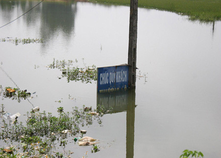 Tấm biển "Chúc quý khách thượng lộ bình an" nằm ở vị trí quá độc.