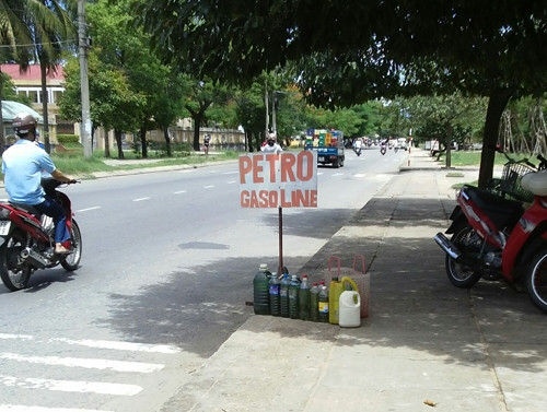 Một tấm biển quảng cáo xăng dạo hài hước.