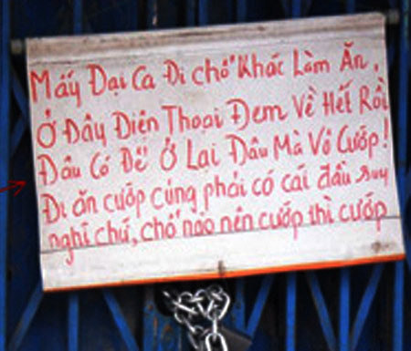 Chủ nhà khuyên cướp phải có cái đầu suy nghĩ.