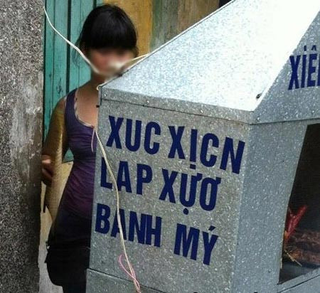 Không thể đọc được đúng tên các món ăn trên biển quảng cáo nhiều lỗi chính tả này.