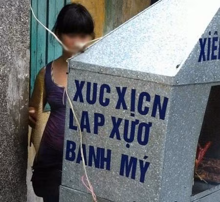 Không thể đọc được đúng tên các món ăn trên biển quảng cáo nhiều lỗi chính tả này.