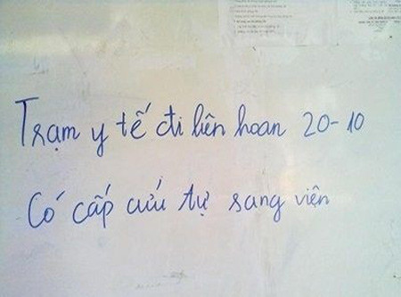 Thông báo "bá đạo" của một trạm y tế.