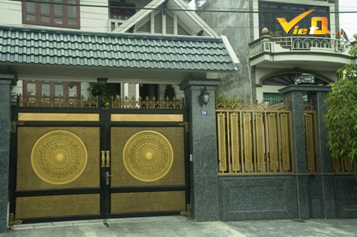 Chỉ tính riêng bộ cổng của căn nhà cũng có giá trị không hề nhỏ. Cánh cổng được thiết kế chủ yếu bằng sắt và inox. Họa tiết trống đồng trong cánh cổng được làm rất cầu kỳ.